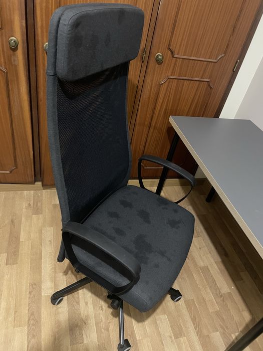 Vende-se mesa secretária, cinz/efeito madeira preto 120x60  e Cadeira giratória, Vissle cinz esc, médio.