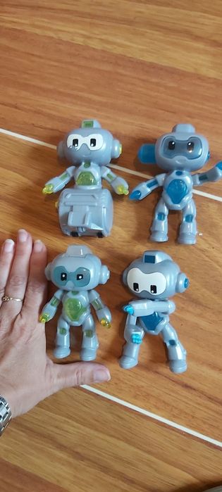 Zestaw robotów, figurki kolekcjonerskie 4szt