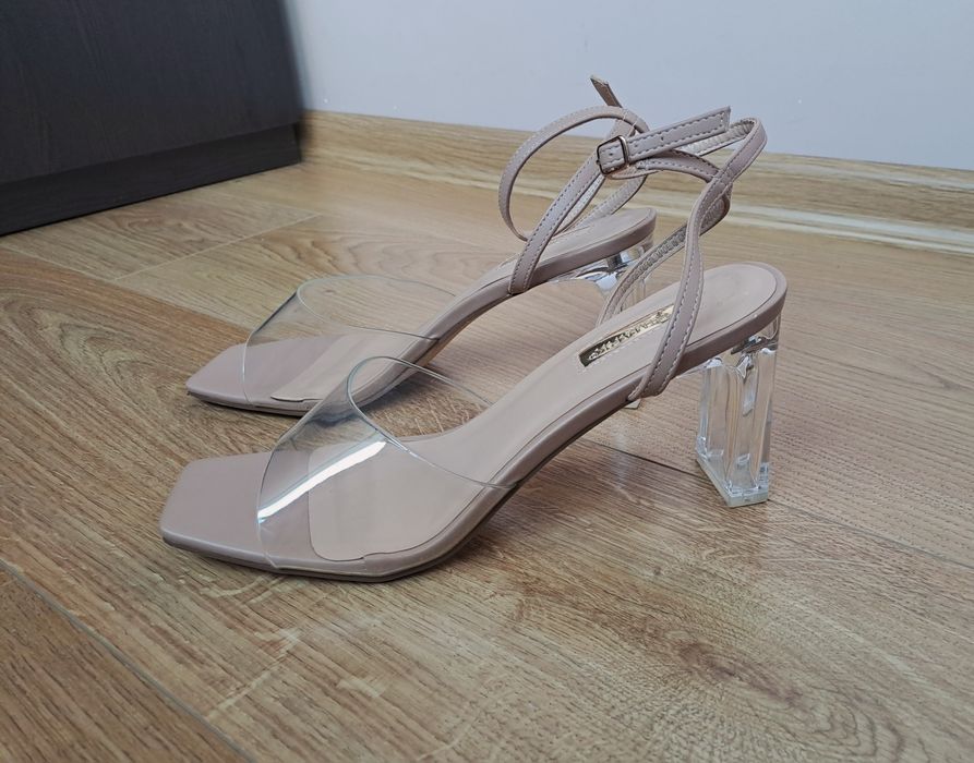 Бежевые женские босоножки на прозрачном каблуке с завязками