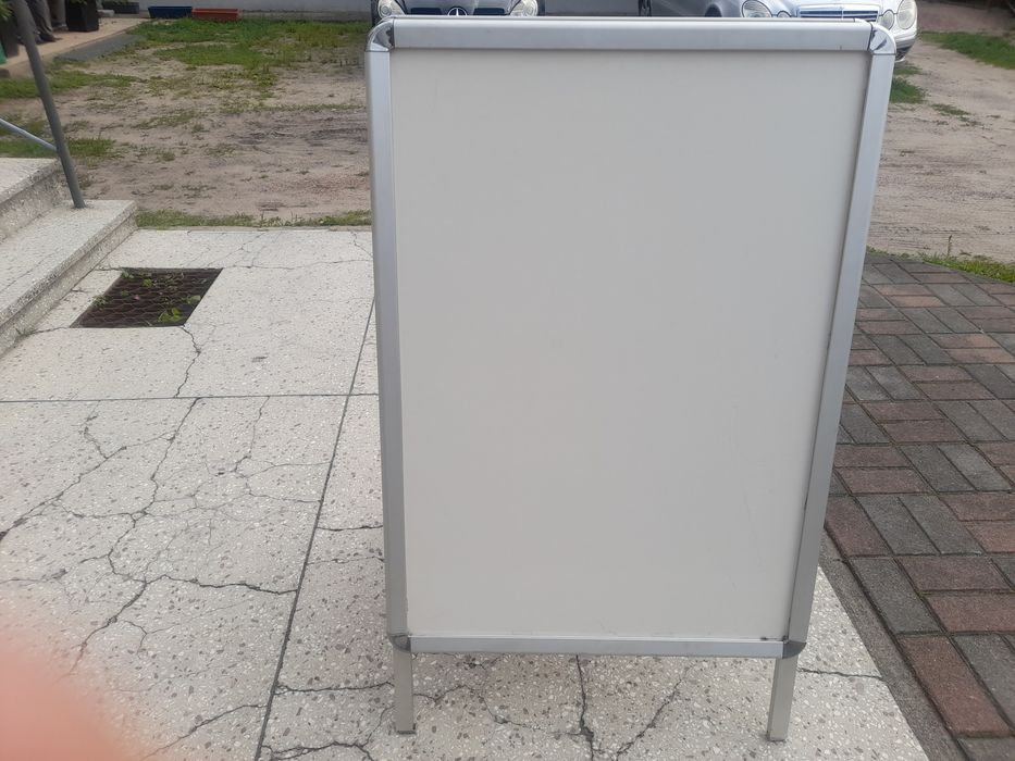 Stojak barowy sklepowy Aluminiowy – solidny i funkcjonalny
