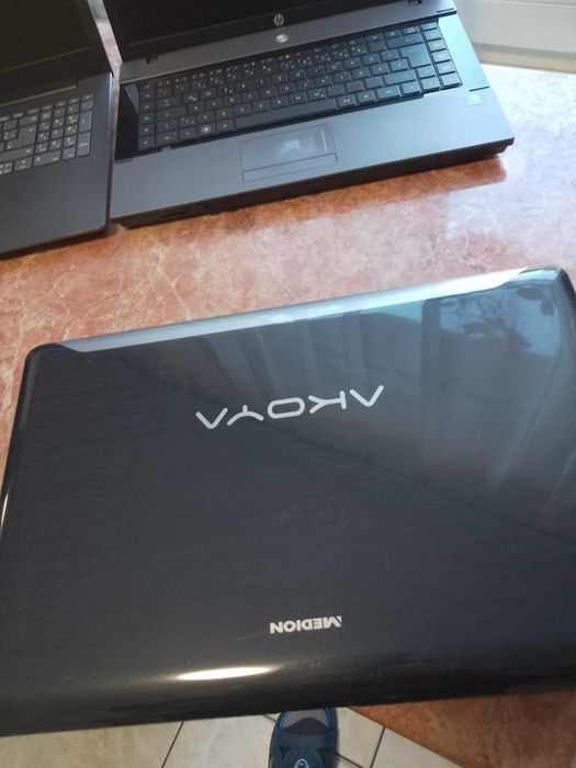 3 laptopy Lenovo HP Medion akoya.Nie  testowane brak ładowarek.