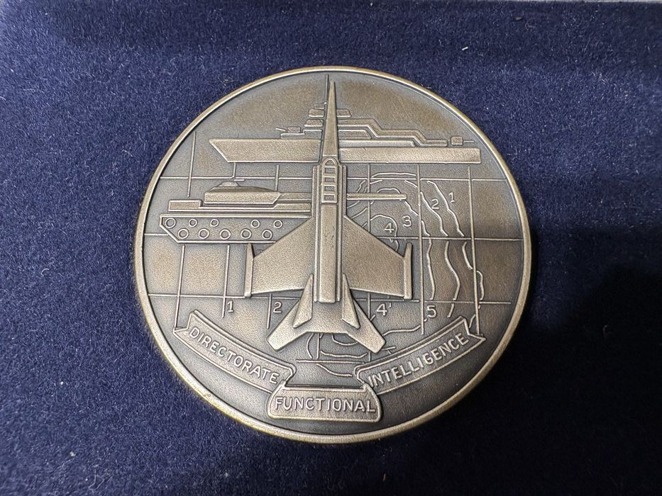 Estojo com 2 medalhas com motivos de aviação em bronze