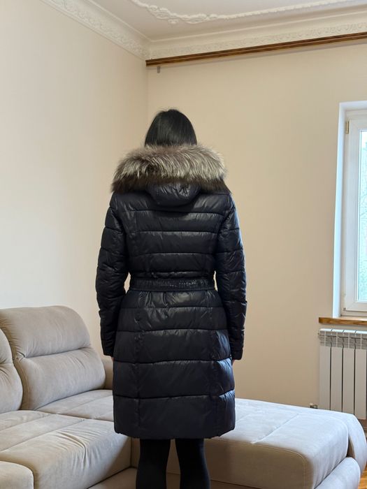 Продам теплий пуховик з пишним
коміром хутро єнота