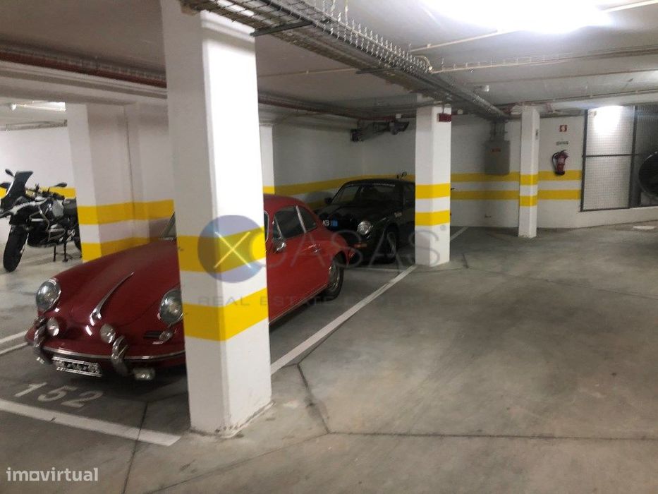 Vende-se dois lugares de estacionamento no Condominio do Scala, Gui...