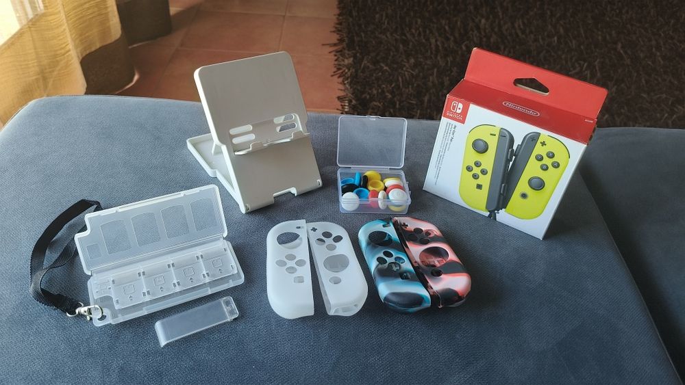 Nintendo switch com 3 jogos e vários extras.