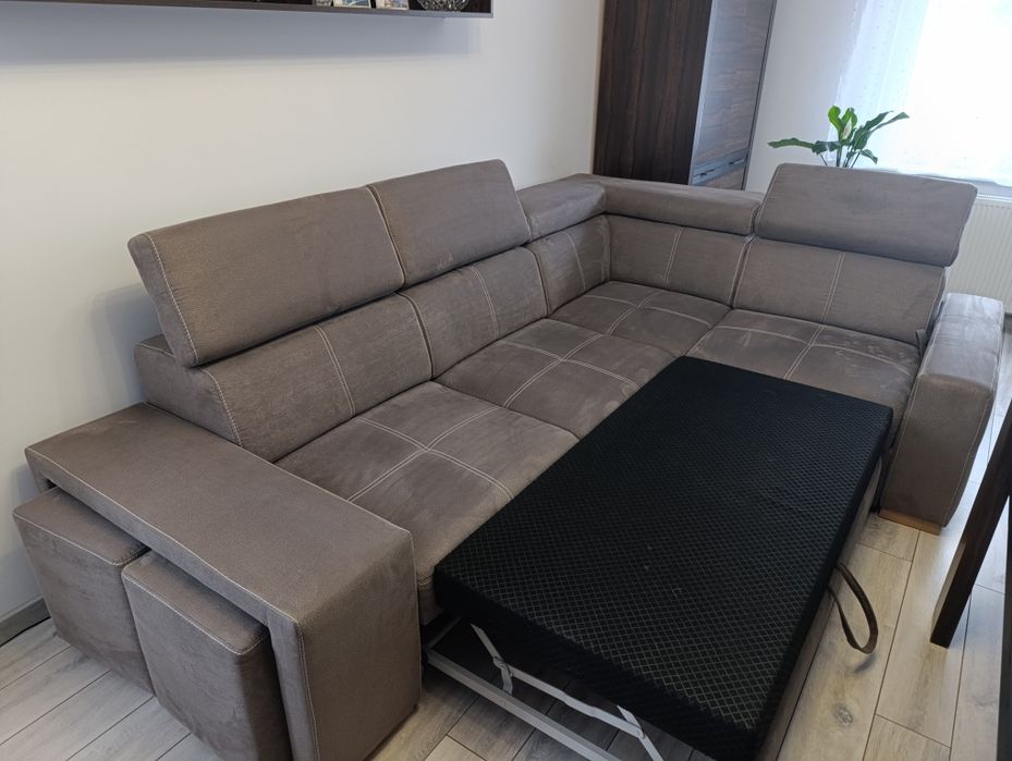 Narożnik L z pufami z funkcją spania