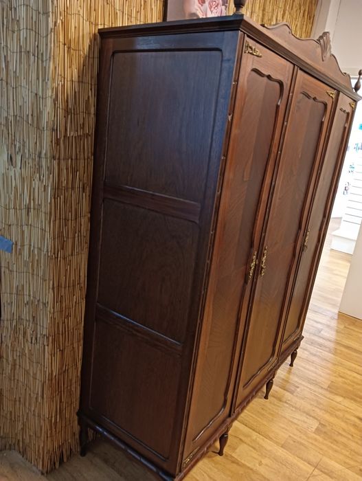 Móvel em madeira antigo (roupeiro)