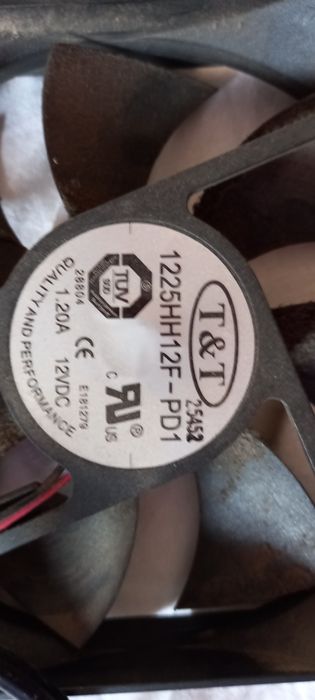 8 wentylatorów  komputerowych 12cm/12 cm i 7,5/7,5