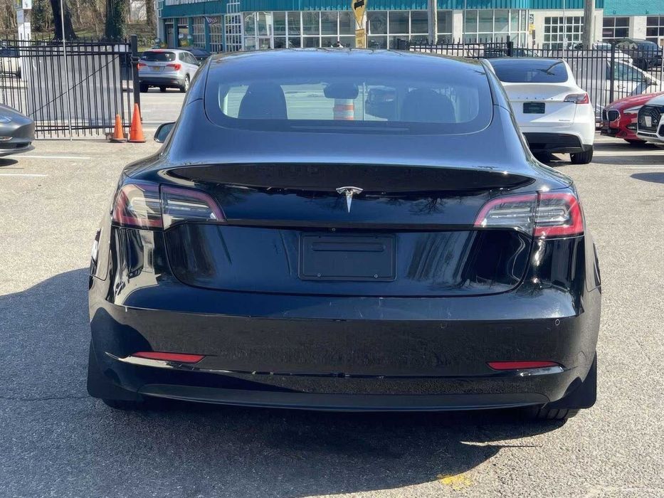 Tesla Model 3      2021