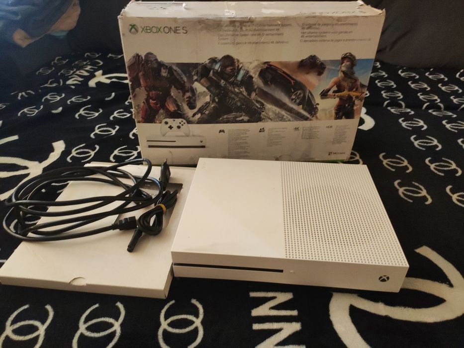 Продам Xbox one s 1tb