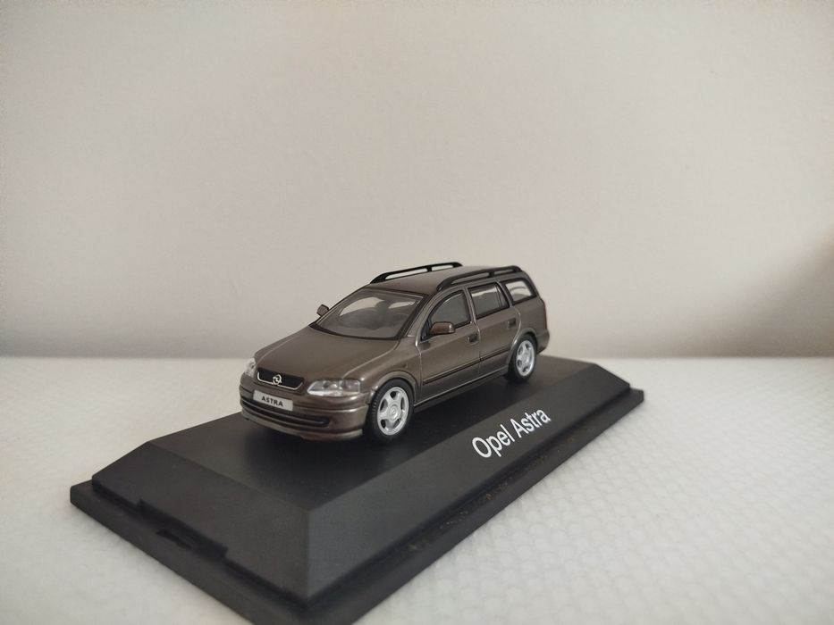 Miniatura Opel Astra Caravan 1/43 Nova