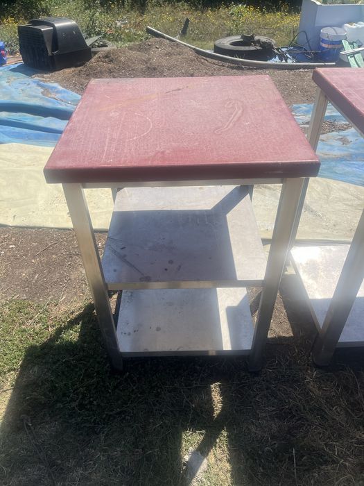 Bancadas em Inox com tampo em polietileno vermelho