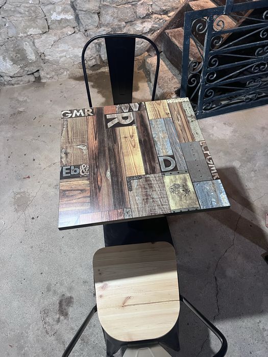 Mesa bistro e cadeira industrial