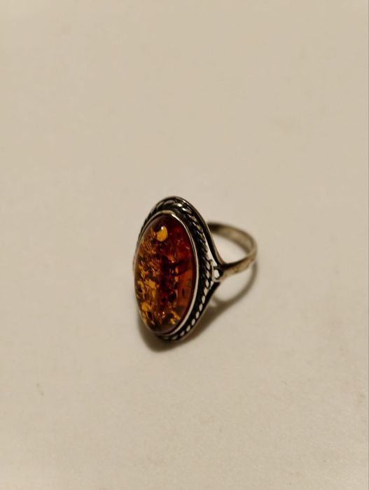Срібне кільце с янтарем