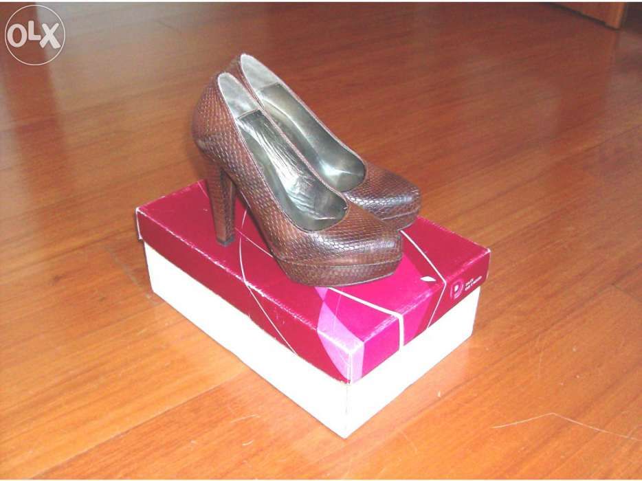 Sapatos de salto alto
