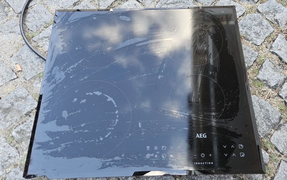 Vendo fogão de indução. Pequeno lascado no canto inferior esquerdo.