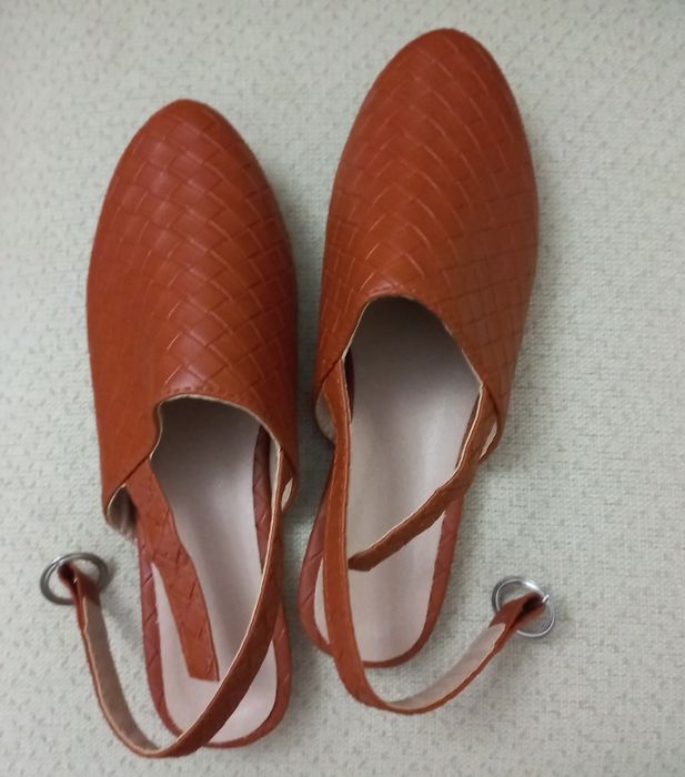 Vendo DOIS PARES de sandálias NOVAS