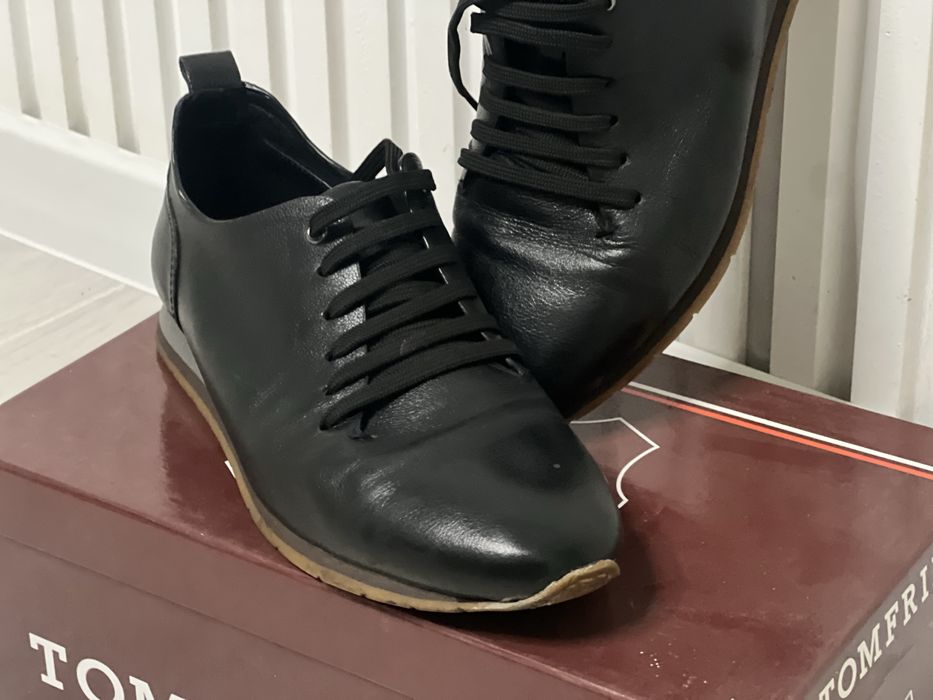 Продам фірмове взуття з натуральноі шкіри відомого бренду