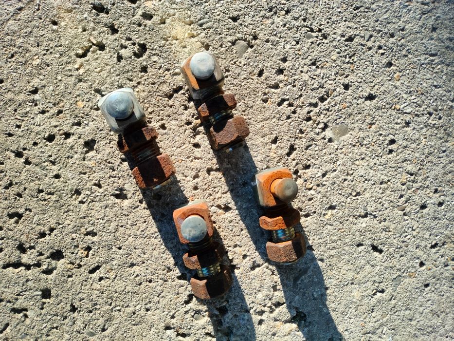 Zawiasy do bramy wjazdowej itp.