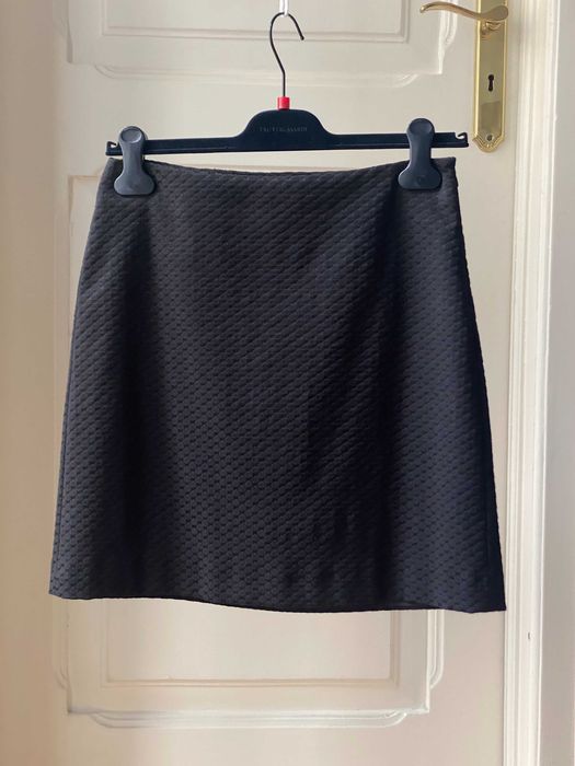 Saia preta italiana Trussardi forrada sem bolsos marca de luxo Nova