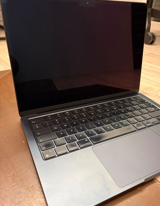 MacBook Air M2 24GB RAM / 245GB – Stan BDB, Bateria 85%