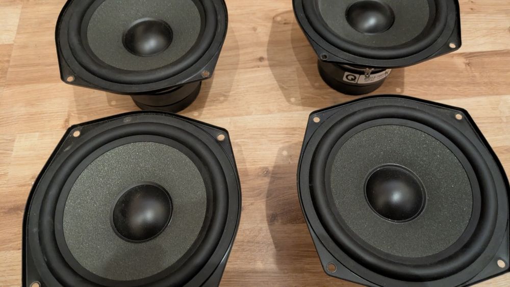 Qacoustic  2050i srednio basowe ton