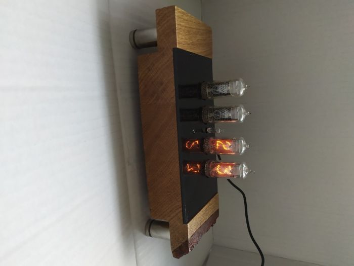 Zegar retro na lampach nixie w obudowie z korą