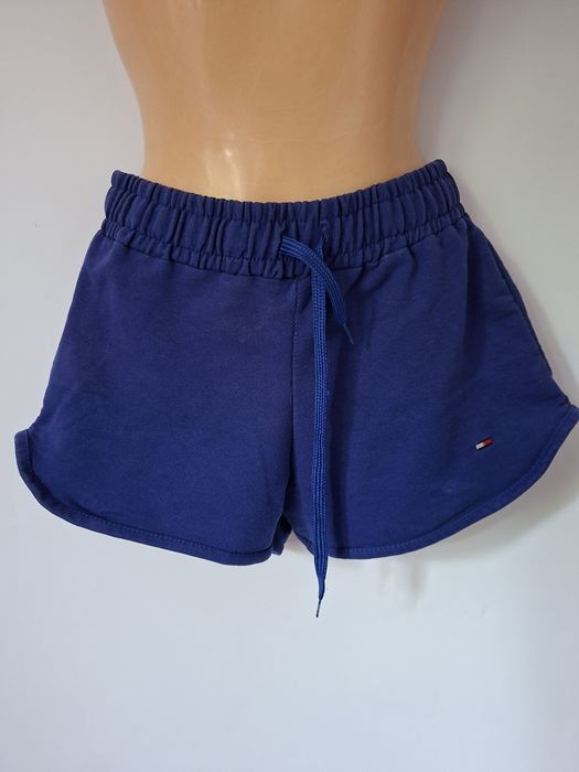 Tommy Hilfiger Spodenki damskie rozmiar S
Spodenki damskie
 rozmiar S
Stan dobry 
100%bawełna 
Długość 25 cmn
Biodra 40 x 2 cm 
Pas 30 x 2 cm