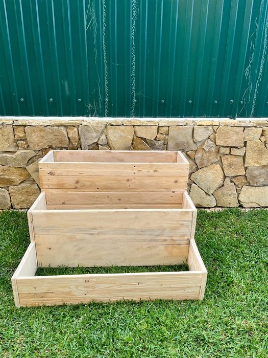 Vendo canteiro para horta com 3 andares.  Medidas 84cm x78cm x 50cm.