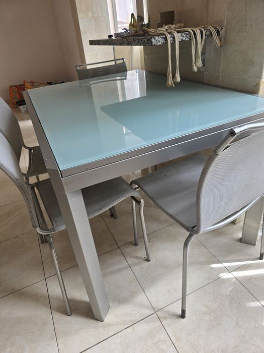 Mesa e 4 cadeiras