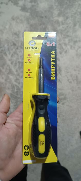 Ключ трещётка с торцевыми головками и другой ручной инструмент.