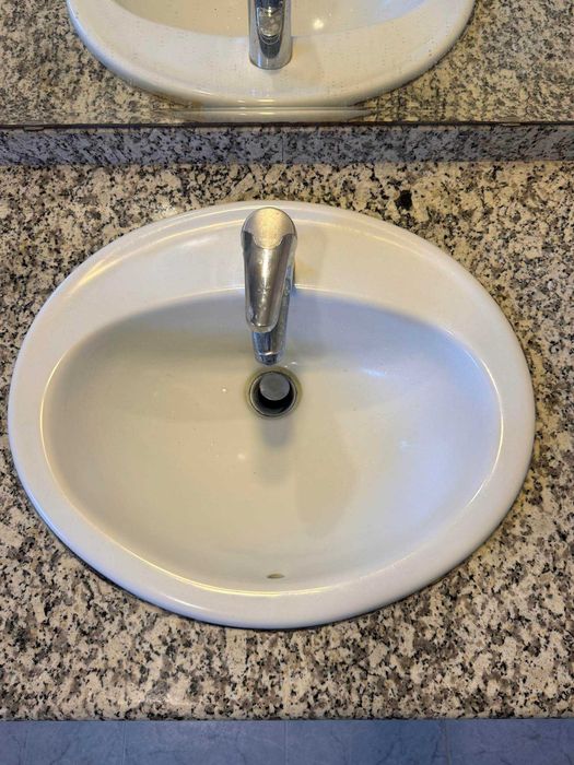 Bancada  em granito com lavatório e quatro portas