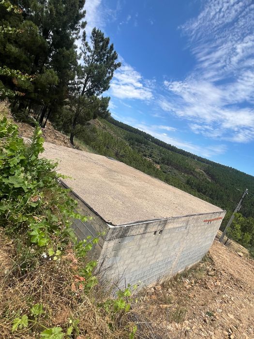 Quinta com garagem e armazém