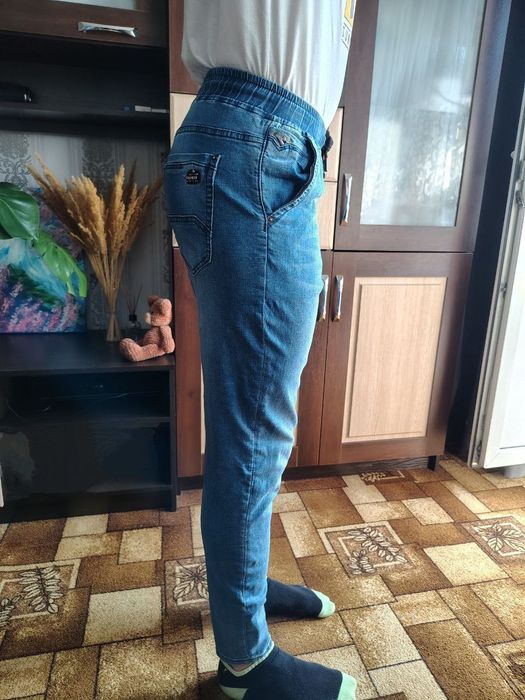 Продам джинсы спортивного плана.