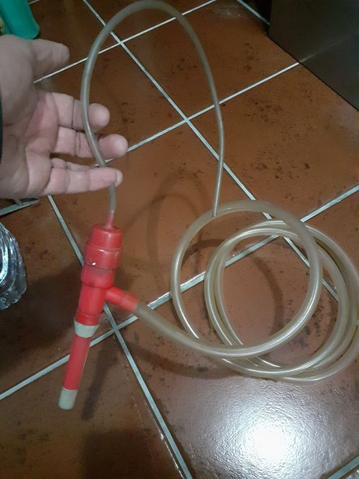 Engarrafador para garrafas com cápsulas igual a novo.