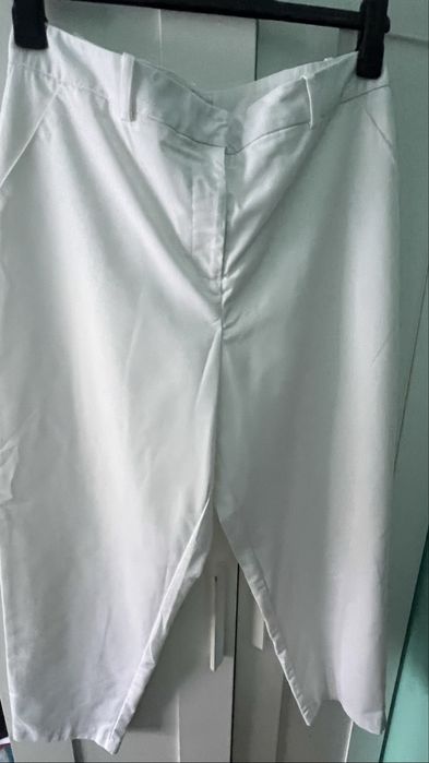 Białe dpodnie Mohito rozm.42