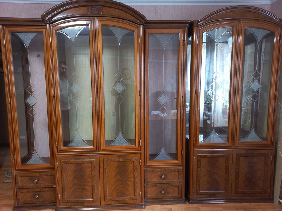 Итальянская гостиная из натурального дерева: витрина, (горка, сервант)