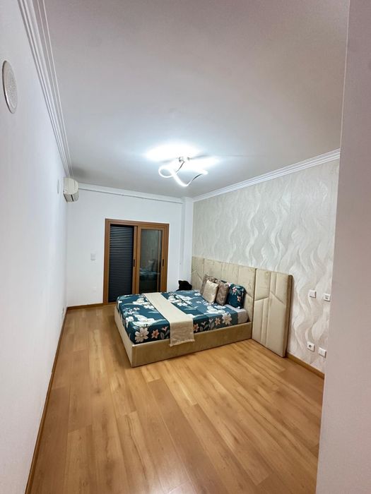 quarto suite com WC privativo com uma varanda bastante espaçosa e com uma bela vista, localizado na colinas do cruzeiro odivelas