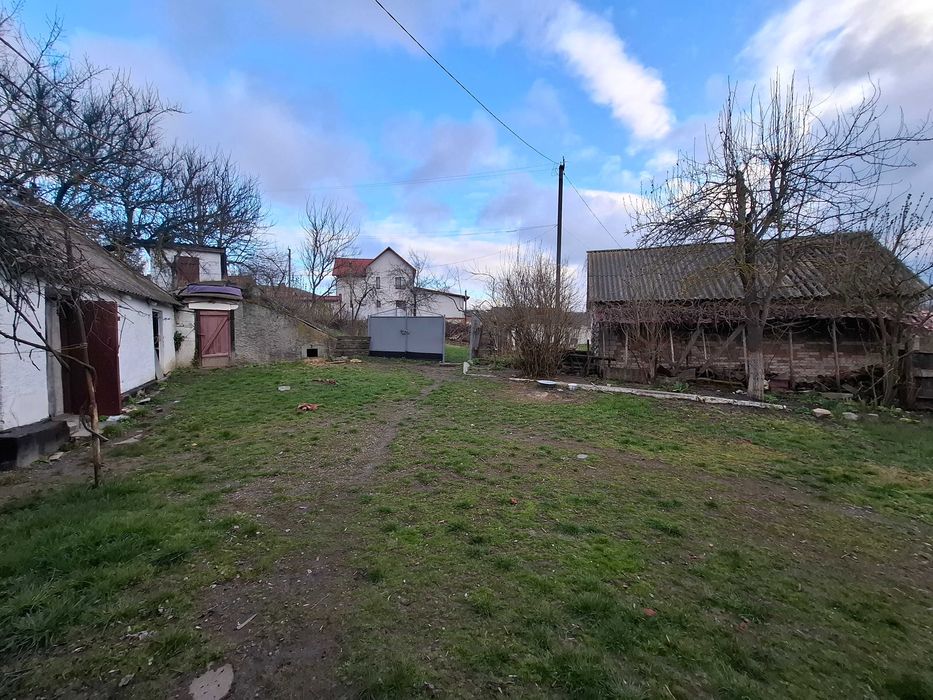 Будинок Турбів , поруч озеро та ліс