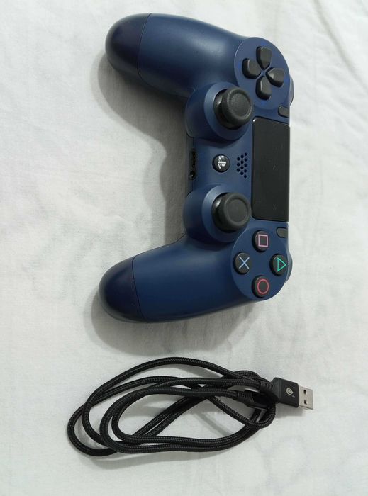 Console PS4 slim junto com um comando