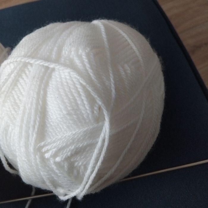 Włóczka biała 2 sztuki z drutem.