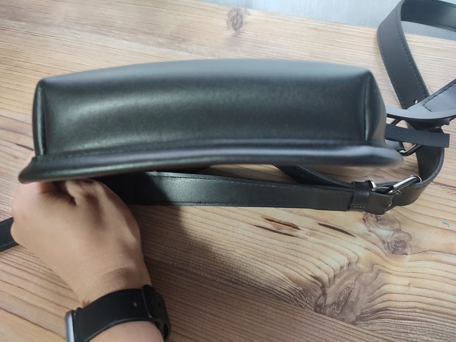 Сумка - бананка чорна