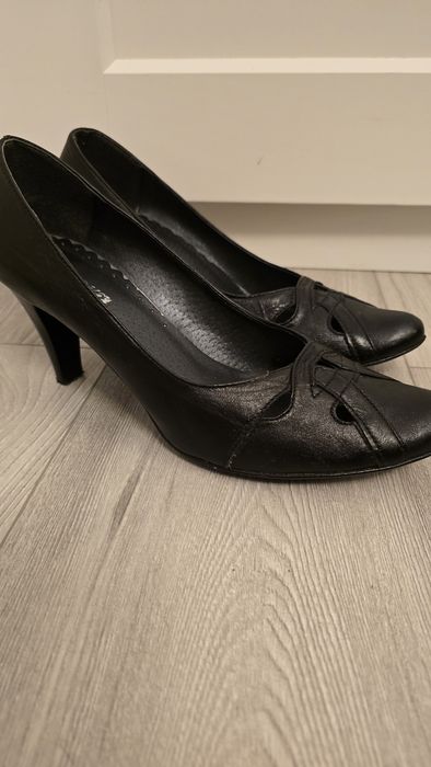 Skórzane buty na obcasie