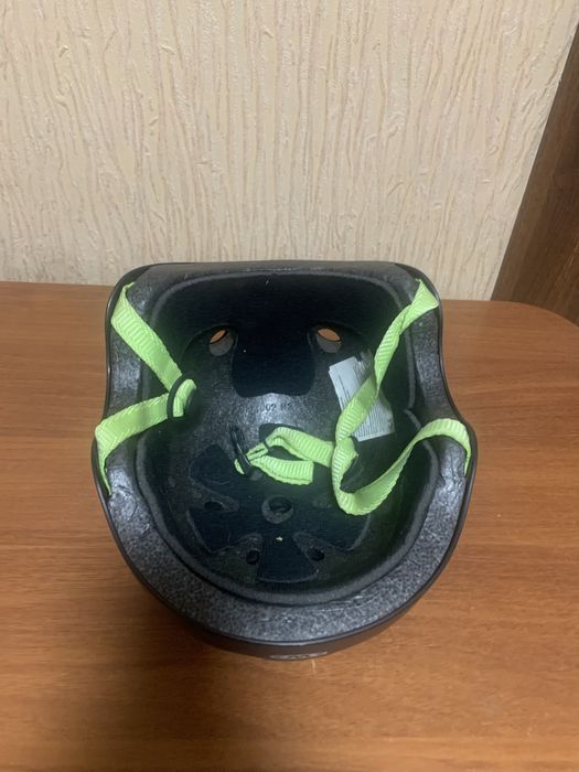 Шолом спортивний б/у , одягався декілька разів