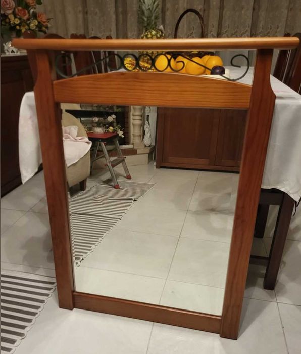 Espelho com moldura de madeira maçica