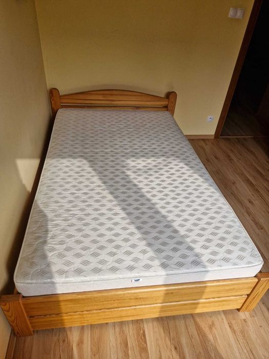 Łóżko sosnowe z materacem