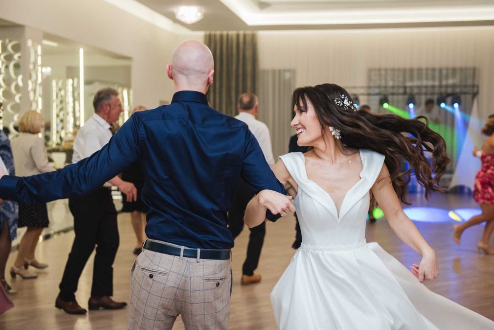 Suknia ślubna Vivien klasyczna z rozcięciem