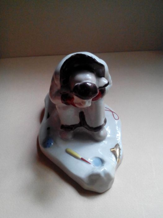 Зимняя рыбалка  скульптура фарфор 1966г. Сысерть СССР,