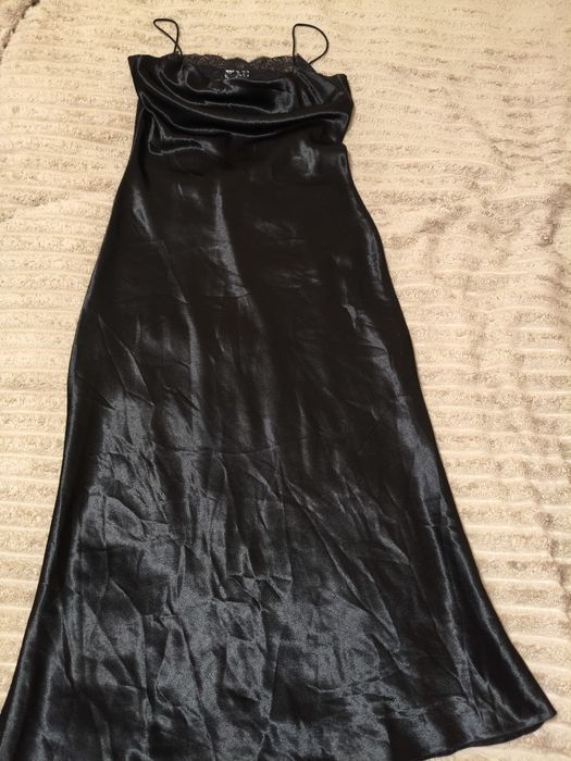Атласна сукня чорна