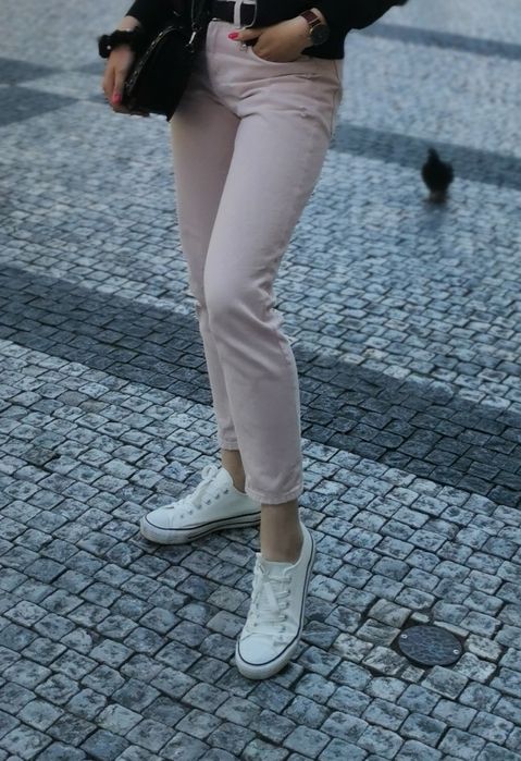 Różowe spodnie typu boyfriend